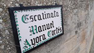 a sign on the side of a brick wall at Casa Rural Italuna in Jarque de la Val
