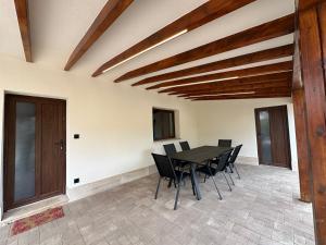 a dining room with a table and chairs at Házikon 2 Apartman in Igricetanya