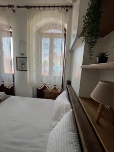 a bedroom with a bed and a window at Bademli Ancanoz Hotel in Dikili