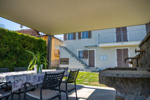 a patio with a table and chairs and a building at A Casa di Beppe a Monforte dAlba in Monforte dʼAlba