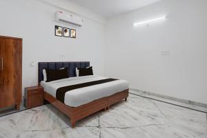 a bedroom with a bed in a room at Hotel O The Skyrise Lucknow Hotel in Lucknow