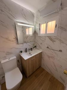 a bathroom with a toilet and a sink at Apartamento Casa Quiles in Losa del Obispo +7 photos