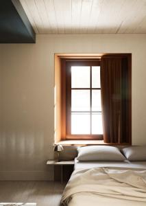 ein Schlafzimmer mit zwei Betten und einem Fenster in der Unterkunft Schiffli - Boutique Apartments - Self Check In in Rapperswil-Jona