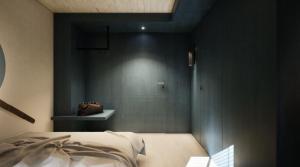 ein Schlafzimmer mit einer blauen Wand und einem Bett in der Unterkunft Schiffli - Boutique Apartments - Self Check In in Rapperswil-Jona