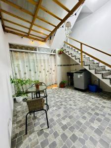 a patio with a table and a staircase in a building at Casa 1er Piso in Punta Hermosa