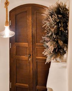 a door with a wreath in front of it at Casa Fonte Vallone in Pacentro