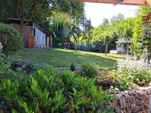 a backyard with a garden with plants and a fence at Herzenshaus Sauerland in Diemelsee