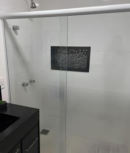 a shower with a glass door in a bathroom at Hospedaria Santo Descanso (Edícula) in Uberlândia +15 photos