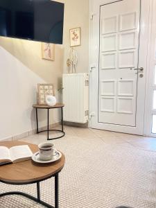 ein Zimmer mit einer Tür und einem Tisch mit einer Tasse Kaffee in der Unterkunft Haplotēs Rhodes Apartment in Koskinou