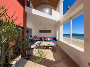an open living room with a view of the beach at Casa Ruma Beachfront Art House in Bahía Kino