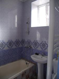 une salle de bains avec lavabo, baignoire et toilettes dans l'établissement The Lichk Lodge, à Lichkʼ 80 autres photos