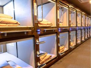 a row of bunk beds on a train at Anshin oyado Tokyo Woman Shinjuku Ogikubo in Tokyo