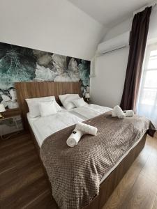 a bedroom with a bed with two towels on it at Shubu Zen Vendégház in Szilvásvárad