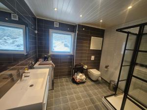 a bathroom with two sinks and a toilet at HOL Familie Hous in Hol