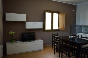 a kitchen and dining room with a table and a television at La casa di Bice alloggio 1 in Cassibile