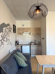 ein Wohnzimmer mit Sofa und Tisch in der Unterkunft Studio Olecko in Olecko