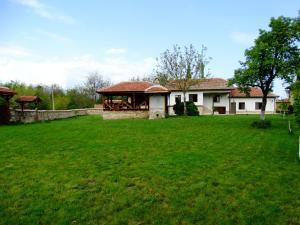 a large yard with a house with a gazebo at Krai Potoka in Krushuna