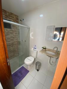 a bathroom with a toilet and a shower and a sink at Berenice Concept Residence - By Temporada Expert in Feira de Santana