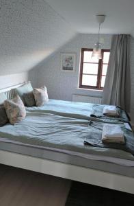 a large bed in a bedroom with a window at Lilla lugnet in Ystad