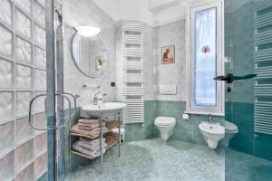 Koupelna v ubytování LuxRent Loft Lagrange + 29 fotografií