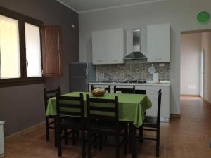 a kitchen with a table with a green table cloth at La casa di Bice alloggio 1 in Cassibile