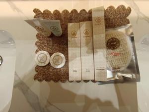 a group of bags of food sitting on a shelf at لافيرا هاوس in Taif +24 photos