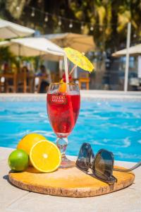 a drink on a tray next to a swimming pool at Bungalows Spilberg in Colán