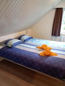 a bed with orange towels on top of it at Family Bungalow De Strandjutter 8 people in Middelkerke