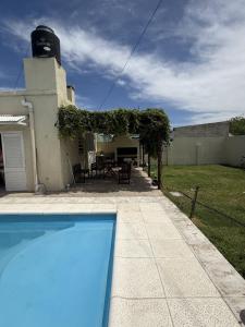 a swimming pool in front of a house at La Casa de Alicia in Chivilcoy +4 photos
