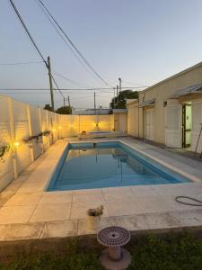 a swimming pool in the backyard of a house at La Casa de Alicia in Chivilcoy