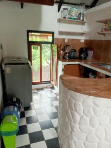 a kitchen with a table and a counter top at Amplio Apartamento en San Cristóbal con AC, Casa Oasis Galápagos in Puerto Baquerizo Moreno