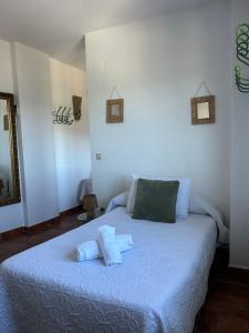 a bedroom with a bed with two towels on it at Casita El Granero in Iznatoraf