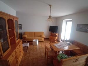 a living room with a couch and a table at Al Sole Apartment in Locca