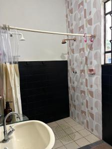 a bathroom with a sink and a shower at Quarto confortável no Centro- Wi-Fi rápido, ar-condicionado in São Luís +45 photos