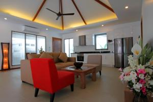 Ruang duduk di Ya Nui Beach Villas