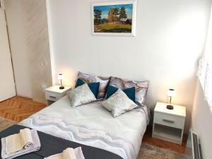 a living room with a couch with pillows on it at Apartman ANA in Pirot