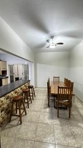 a dining room with a table and some chairs at Casa com piscina 20 Leitos in Cuiabá