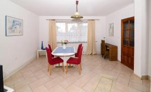 una sala da pranzo con un tavolo e sedie rosse di Sweet Family Home a Cieszyn