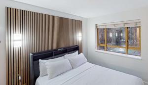 Gallery image of Whistler - Cascade Lodge - Village 1 Bdrm suite & Sofa bed, full Kitchen, slps 4, aircon - July1-8, 2027 Free Parking in Whistler