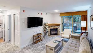 Gallery image of Whistler - Cascade Lodge - Village 1 Bdrm suite & Sofa bed, full Kitchen, slps 4, aircon - July1-8, 2027 Free Parking in Whistler