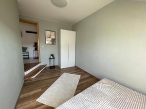ein leeres Zimmer mit einem Bett und einem Flur in der Unterkunft Ferienwohnung Eich in Kelberg