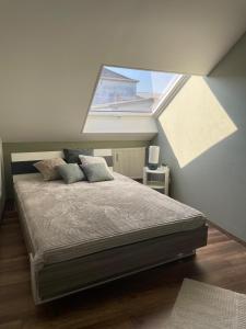 ein Schlafzimmer mit einem Bett und einem großen Fenster in der Unterkunft Ferienwohnung Eich in Kelberg