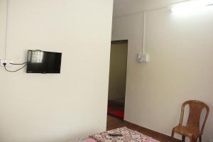 TV a/nebo společenská místnost v ubytování Hotel Anjali Lodge Malvan