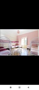 ein Zimmer mit zwei Etagenbetten und einem Fenster in der Unterkunft Moon Light Hostel in Palermo