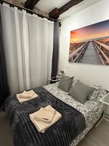 a bedroom with a bed with towels on it at Salabardoa Ea in Ea