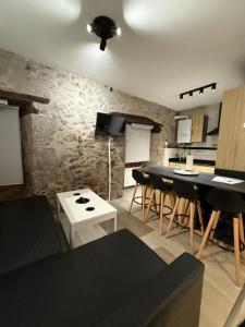 a living room with a table and some chairs at Salabardoa Ea in Ea