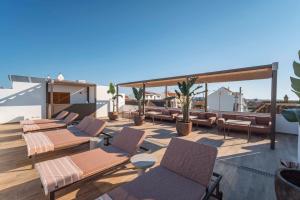 een terras met stoelen en tafels op een dak bij Authentic Tavira Hotel in Tavira