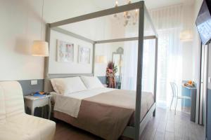 A bed or beds in a room at Daniel Apartments