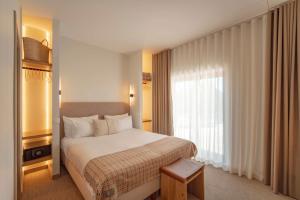 een hotelkamer met een bed en een raam bij Authentic Tavira Hotel in Tavira +54 foto's
