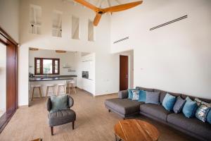 a living room with a couch and a table at Blue Bay Exclusive in Banda Abou